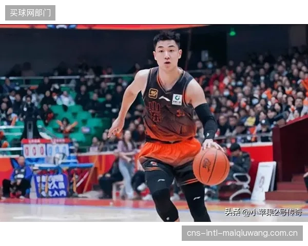 山西队后卫贾明儒凭借其稳定的替补火力输出，成功当选年度最佳第六人。